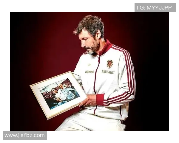 足球传奇球星珍藏版纪念品展示：致敬历史经典瞬间的艺术品收藏