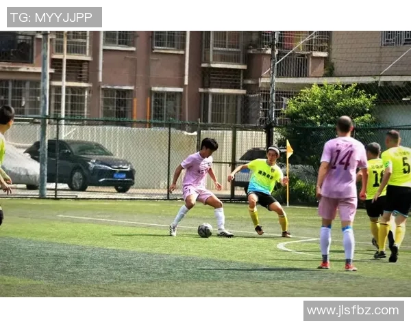 高仿足球星人物魅力解析带你感受绿茵场上激情与偶像风采